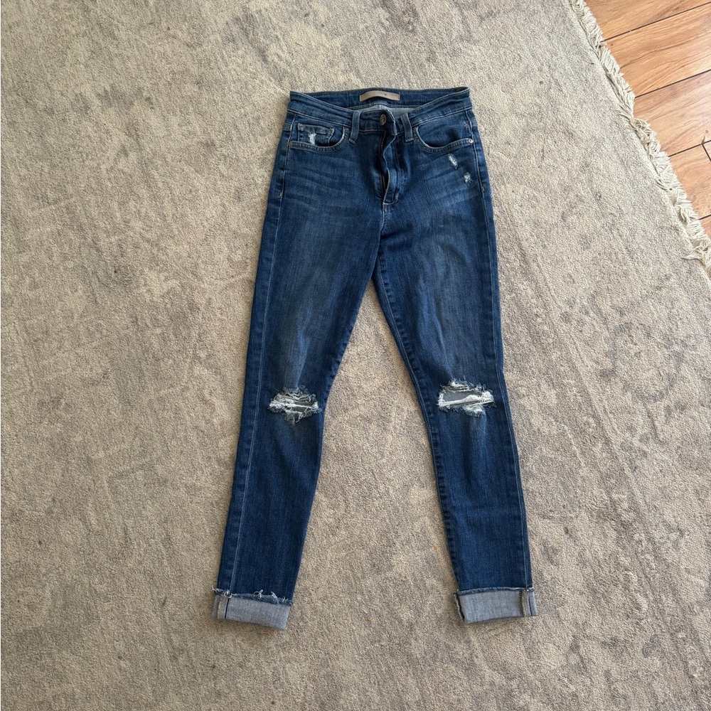 Joes skinny jeans size 25 can fit a size 26 
Very stretchy!